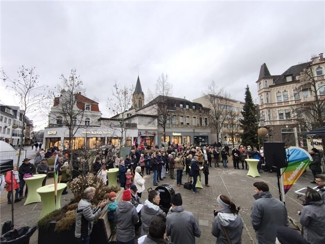 Viele Bürgerinnen und Bürger waren zur Einweihungsfeier, die mit einem Familienfest verbunden war, gekommen. 