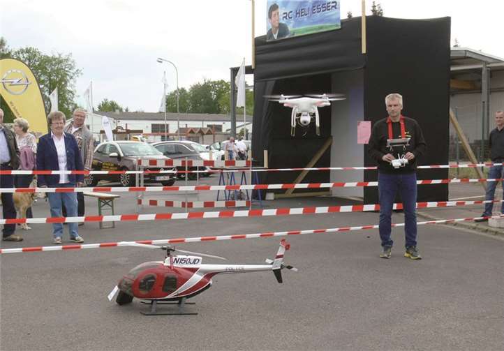 Viele CiT-Besucher zeigten sich beeindruckt von Film-Drohne und Hubschrauber im fliegenden Einsatz.