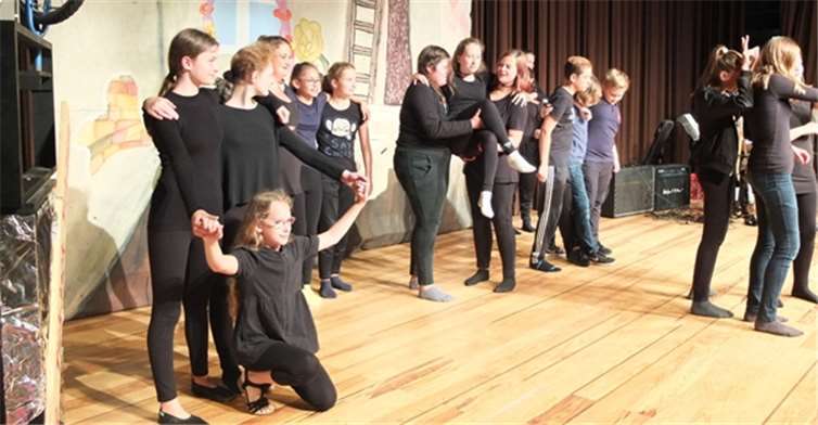 Viele Darbietungen hatten die Jugendlichen einstudiert, so auch ein Ausdruckstanz in schwarzen Kostümen. privat