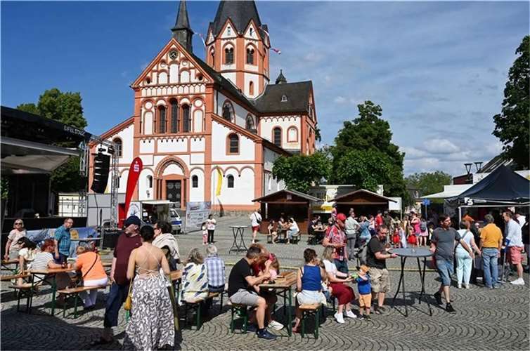 Viele Ehrenamtler helfen bei der Umsetzung des beliebten Festes.  Foto: Archiv RASCH