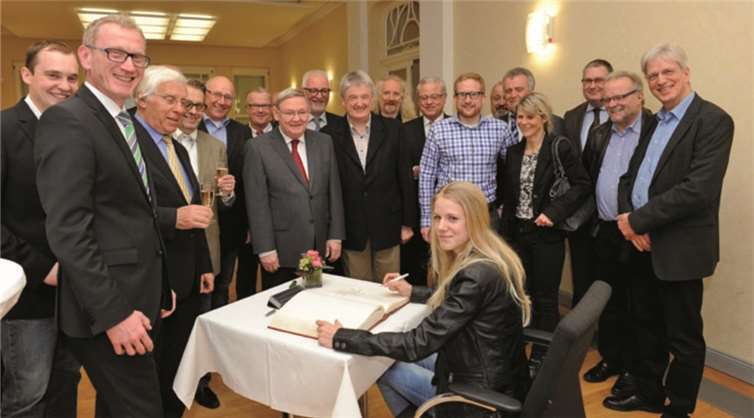 Majtie Kolberg ist eine der größten sportlichen Nachwuchshoffnungen Viele Ehrengäste hatten sich um Majtie Kolberg beim Eintrag ins Goldene Buch der Stadt versammelt.Fix