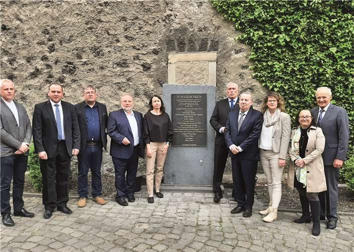 Viele Ehrengäste waren zur Enthüllung der Gedenktafel nach Burgbrohl gekommen. Foto: FRE