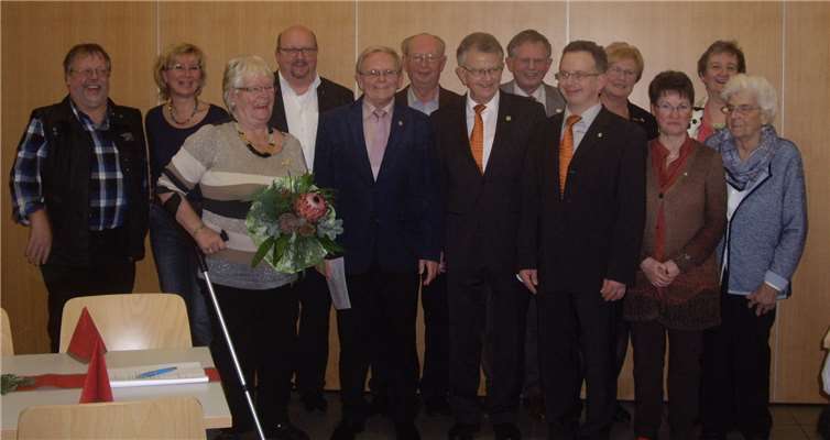 Viele Ehrungen konnten im Rahmen des Cäcilienfestes vorgenommen werden. Vorne von links nach rechts: Christa Balmes, Helmut Stein, Helmut Probst, Markus Probst, Inge Pätzold, Christine Thilmann, Zweite Reihe: Michael Pluhm, Pia Zeyen, 1. Vorsitzende, Dechant und Präses Michael Rams, Hans-Wilhelm Schmitz, Heinz-Josef Wagner, Gertrud Wagner, Edeltraud Günter.privat