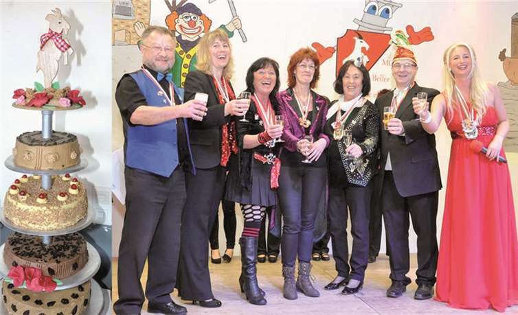 Viele Ehrungen standen an: v.l. für Ortschef Bernd Merkler, die Ex-Obermöhnen Alexandra Eitelbach-Sabel, Monika Schlich-Lange, Roswitha Schneider und Gerlinde Scheuren, sowie Landrat Dr. Alexander Saftig. -BS-