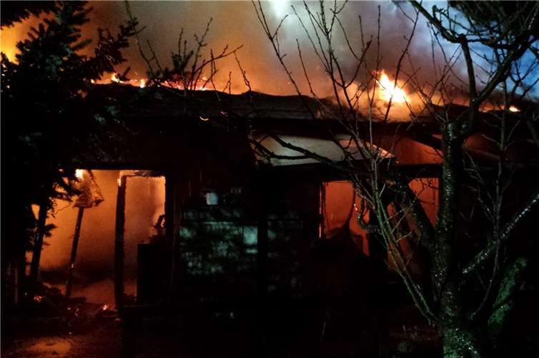Viele Einsatzkräfte waren nötig, um den Hausbrand in Remagen unter Kontrolle zu bringen.
