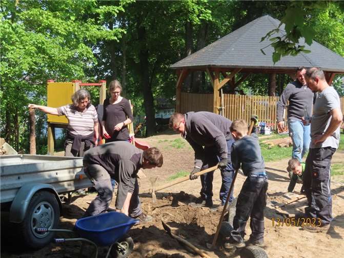Viele Eltern hatten sich bereit erklärt, zu buddeln, zu schrauben oder zu pflanzen.  Foto: Kita Kunterbunt, Münstermaifeld