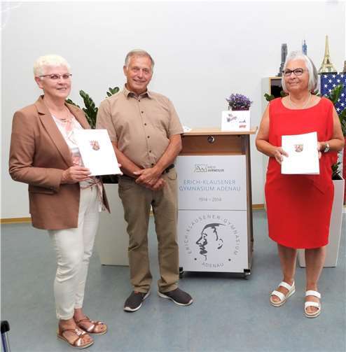 Viele Emotionen und auch Tränen waren im Spiel, als am vorletzten Schultag vor den Sommerferien mit Oberstudienrat Marzellus Boos, der Orientierungsstufenleiterin StD‘ Cornelia Jaax sowie der Mittelstufenleiterin StD‘ Stefanie Schnetter drei geschätzte Lehrer am EKG Adenau in den wohlverdienten Ruhestand verabschiedet wurden.