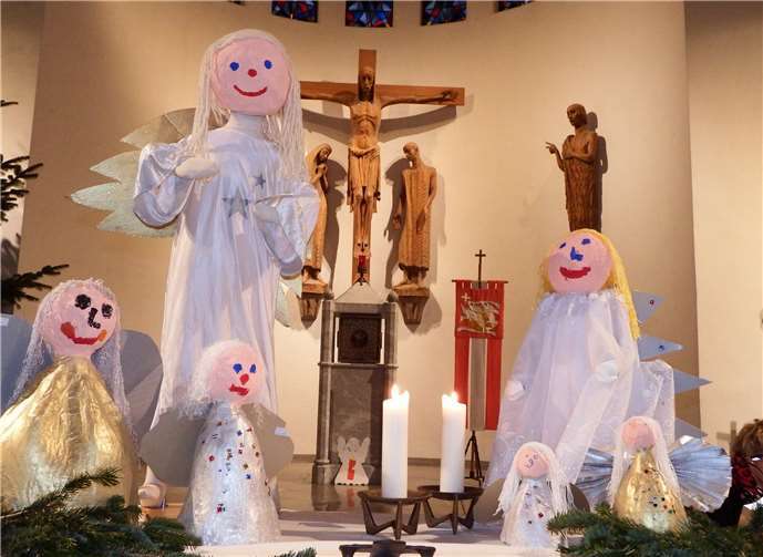 Viele Engel waren in der kath. Kirche in Nauort zu sehen. Einige waren sogar auf dem Altar zugegen.