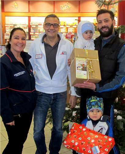 Viele Familien fanden den Weg in die Schlossapotheke in Sayn in der Hoffnung, dass ihr Wunsch erfüllt worden sei, den sie an den Weihnachts-Wunschbaum gehangen hatten. .PS