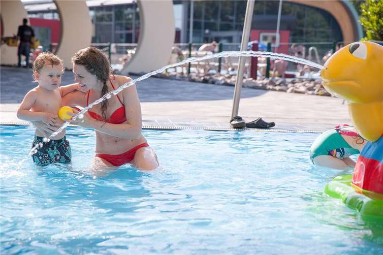 Viele Familien freuen sich auf die Freibadsaison. Während die Sonne mit ihren Strahlen das große Schwimmerbecken aufwärmt, wird das Kinderbecken aktiv beheizt, damit die Kleinen nicht frieren müssen.Foto: Deichwelle/Artur Lik
