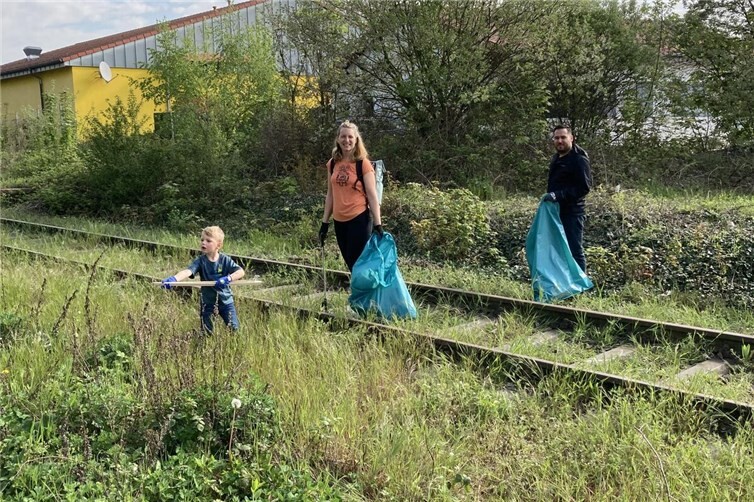 Viele Fast-Food-Verpackungen sogar auf den stillgelegten Bahngleisen....