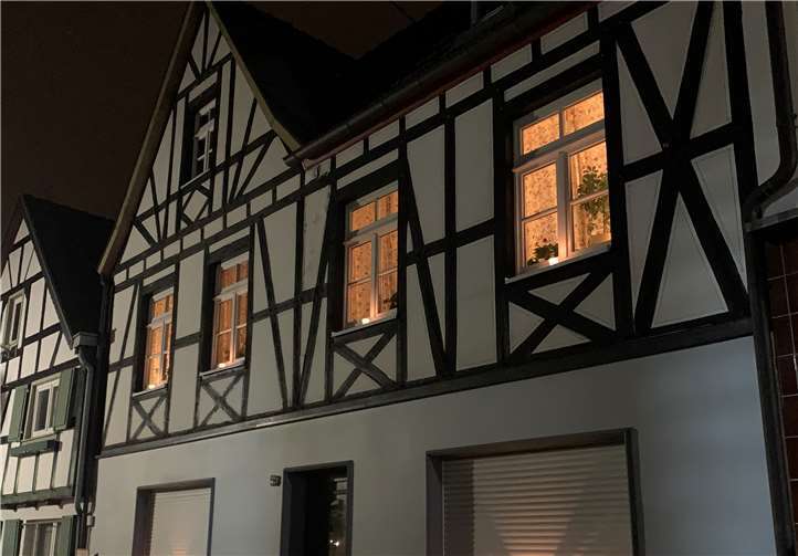 Viele Fenster waren beleuchtet.
