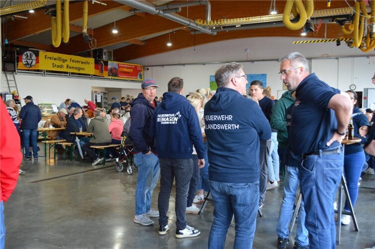 Viele Feuerwehrleute aus der Region kamen nach Remagen.  Fotos:AB