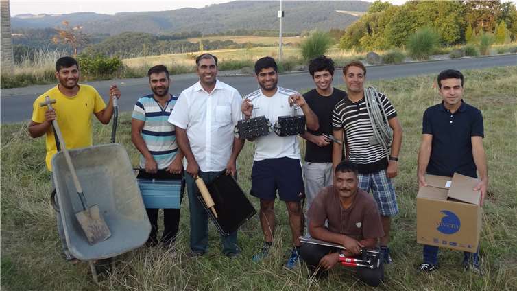 „Ich brauche die Jungs, denn die machen gute Arbeit – Deutsche finde ich dafür nicht“ Viele Flüchtlinge – wie hier die in Horbach wohnenden - sind nach kurzer Zeit bereits gut in dieArbeitswelt integriert und einige in ihren Handwerksbetrieben bereits unverzichtbar. Foto: Uli Schmidt