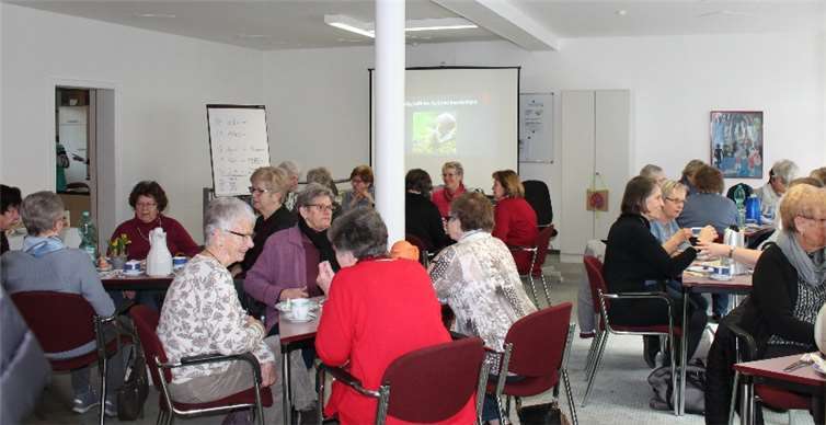 Viele Frauen waren in den Diakonie-Treff gekommen, um dem Vortrag zu lauschen und anschließend angeregt über das Thema zu diskutieren.  privat