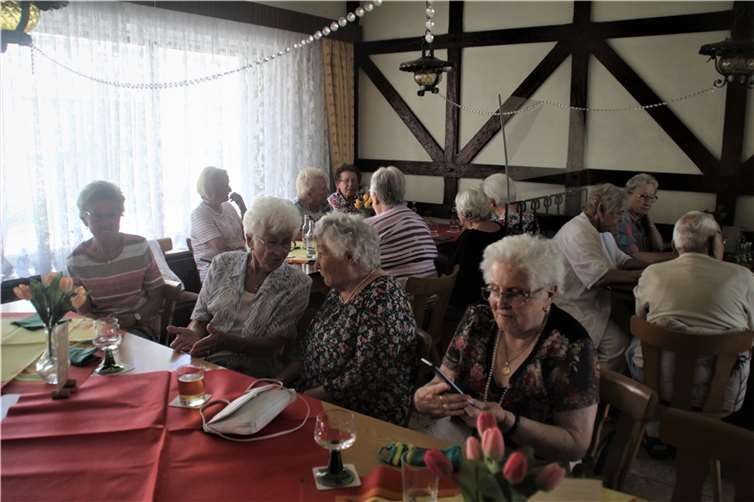 Viele Freunde der AWO Irlich, sowie die vom Seniorentreff Irlich trafen sich zum traditionellen Sommerfest in den gemütlichen Räumen des Irlicher Seniorentreffs. Foto: privat