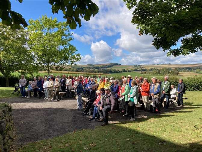 Heilig-Kreuz Fest gefeiert Viele Freunde der Heilig-Kreuz-Kapelle waren der Einladung des Fördervereins gefolgt. Fotos: privat