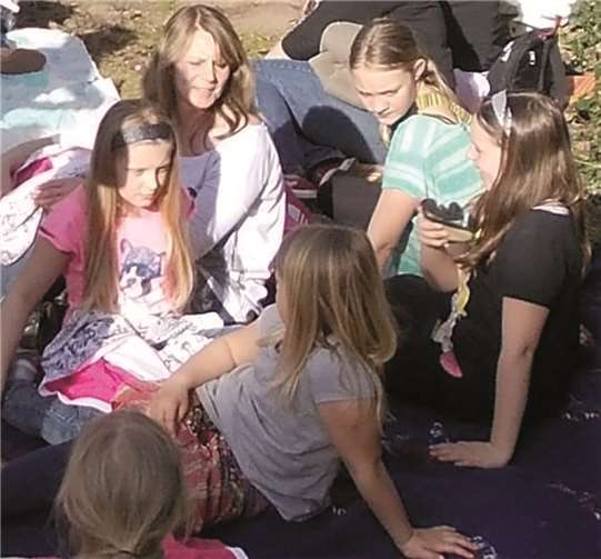 Viele Fünkchen mit ihren Eltern kamen zur ersten Besprechung.