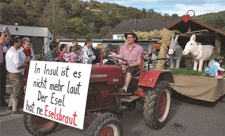 Viele Fußgruppen und tolle Motivwagen konnte man beim Umzug bestaunen, so wie mit dem Motto: „Eine Braut für den einsamen Esel“.