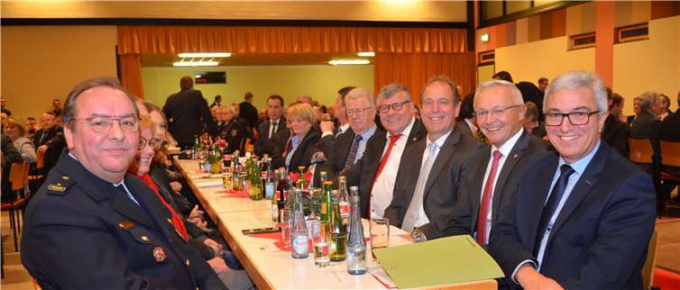 Viele Gäste aus Politik, Verwaltungen, Verbänden, Institutionen und der Gesellschaft waren in die vollbesetzte Wiedhöhenhalle in Kurtscheid gekommen, um Werner Böcking zu würdigen und seinen Nachfolger Holger Kurz als neuen Kreisfeuerwehrinspekteur zu begrüßen.