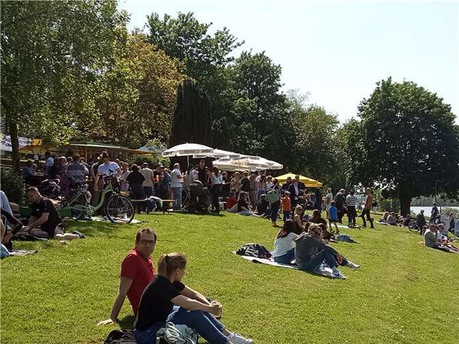 Viele Gäste brachten eine Decke mit und veranstalteten auf den Reinwiesen ein Picknick.