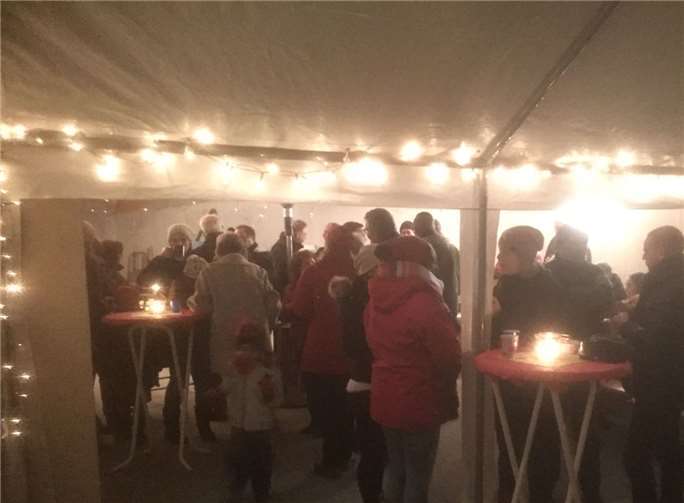 Viele Gäste erschienen zum gemütlichen Glühweinumtrunk. privat