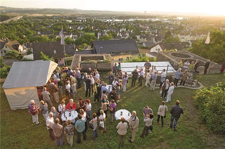 Viele Gäste genießen das Ambiente der Festspiele am Rheinblick.privat