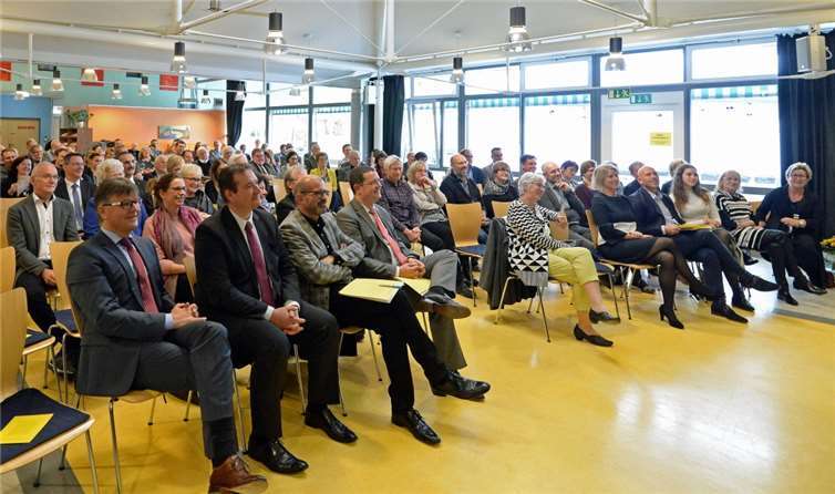 Viele Gäste hatten sich in der Caféteria der Förder- und Wohnstätte in Kettigzur Verabschiedung von Dr. Alfred Marmann und dem Empfangder neuen Geschäftsführerin Iris Schubert eingefunden. Fotos: US