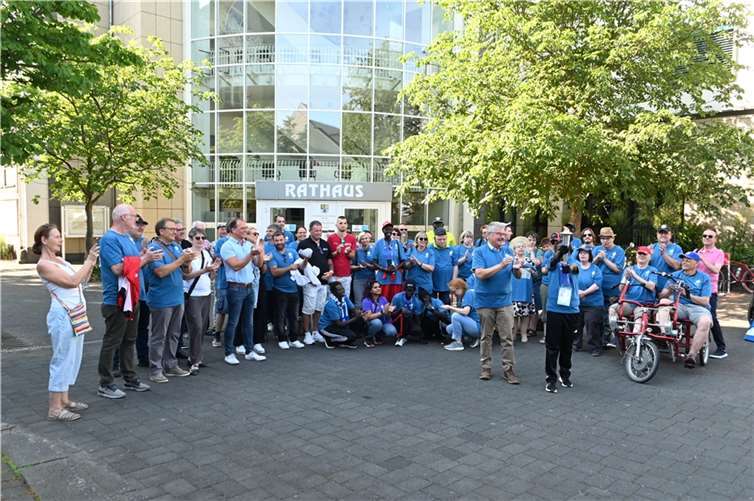 Viele Gäste hatten sich vor dem Rathausplatz eingefunden, um den Olympischen Fackellauf zu begleiten.  Fotos: SK