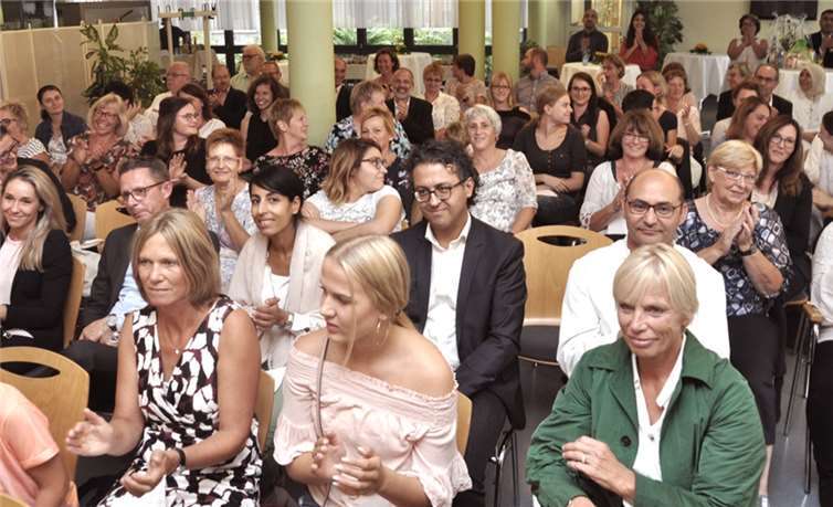 Willkommen, Ilhan Saka und Brigitte Dünnebacke! Viele Gäste kamen zu diesem Anlass in die Cafeteria.