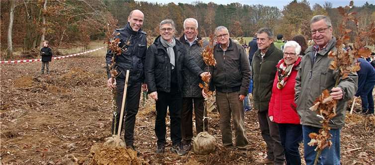 Viele Gäste konnte Sinzigs Bürgermeister Wolfgang Kroeger (2. v. l.) zum diesjährigen Pflanztag auf dem Mühlenberg begrüßen, darunter Guido Mombauer von der Kreissparkasse (l.), die mit einem Baum an 150. Jubiläum erinnerte, und der frühere Westumer Ortsvorsteher Bernd Kriechel (r.), dem ein Ehrenbaum gewidmet wurde. RÜ