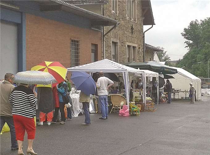 Viele Gäste ließen sich vom Wetter nicht abhalten und besuchten den Raubacher Flohmarkt.privat