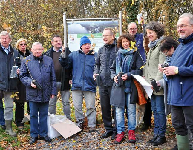 Trüffel direkt am Rotweinwanderweg Viele Gäste schauten sich dasneue Trüffel-Grundstück an.