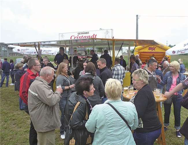 Viele Gäste tummelten sich um den Bierbrunnen. privat