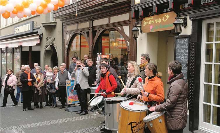 Viele Gäste und Vertreter aus Politik, Wirtschaft und der Kirchen hatten sich zur Eröffnung des Weltladens in Linz eingefunden. privat