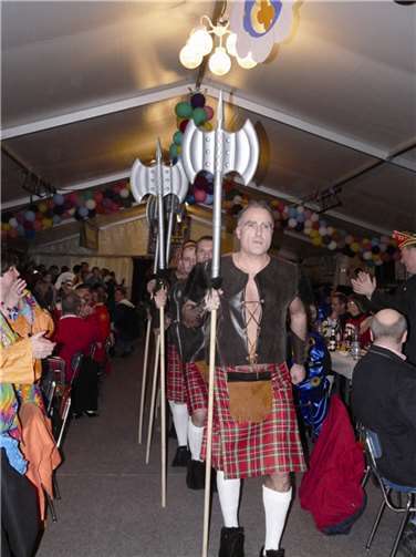 Viele Gäste und Vorführungen bereicherten den närrischen Dorfabend der Arzheimer Möhnen im Festzelt.PSM