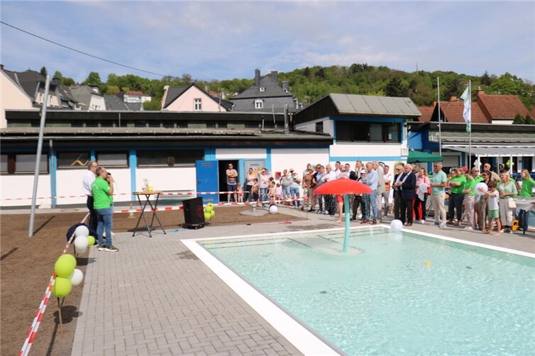 Viele Gäste waren bei der Eröffnung des Kinderbeckens im Freibad Linz dabei.