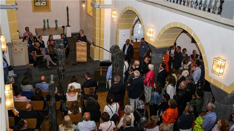 Viele Gäste waren bei der Eröffnungin der evangelischen Kirche dabei. Fotos: EP