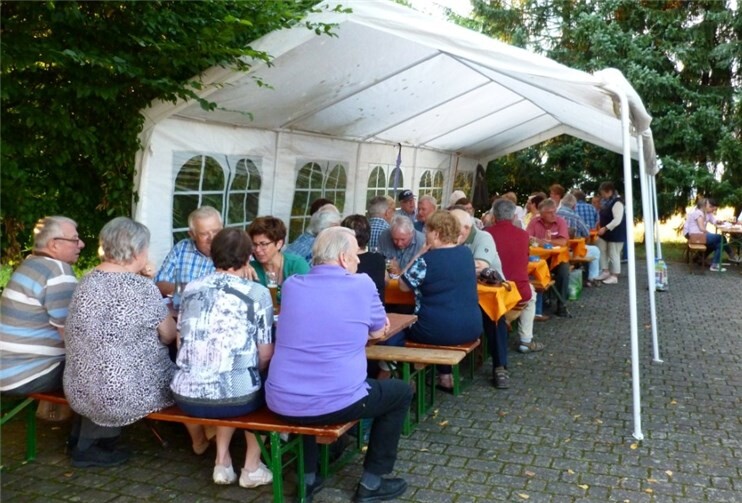 Viele Gäste waren der Einladung zum Grillfest gefolgt. privat