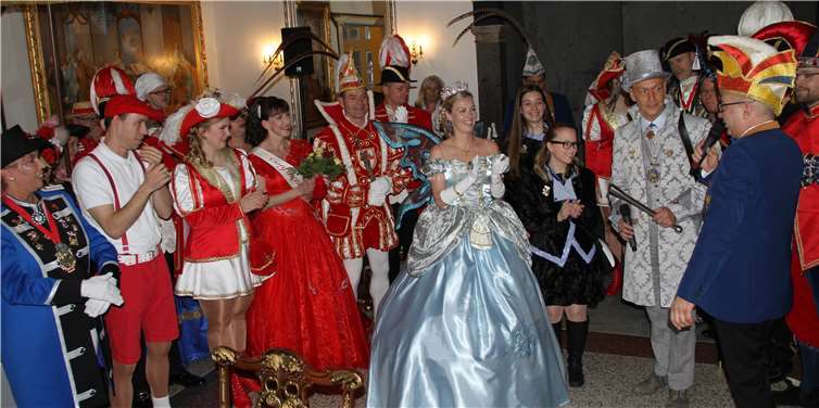 Viele Gäste waren gekommen, um Prinzessin Valesca I. von Glanz und Glitter zu gratulieren. Fotos: MFU