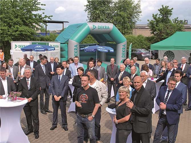 Viele Gäste waren gerne zur Neueröffnung nach Umbau in das Autohaus gekommen.