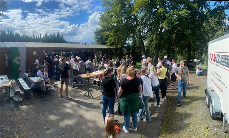 Viele Gäste waren zu dem Sommerfest gekommen.  Foto: Husarencorps Grün-Weiss Linz