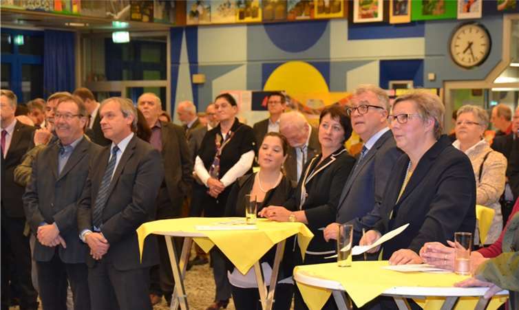 Viele Gäste waren zur Verabschiedung von Bürgermeister a.D. Eckhard Maack (2.v.r.) gekommen.