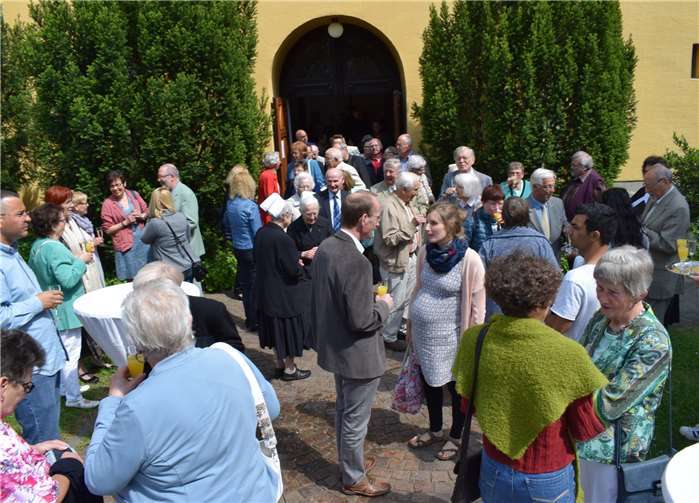 Viele Gäste waren zur evangelischen Martinskirche gekommen, um die neue Pfarrerin zu begrüßen und kennen zu lernen.