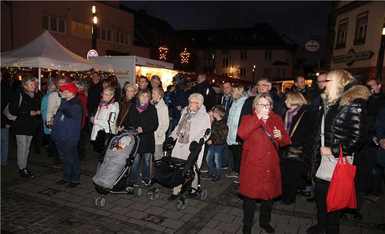 Viele Gäste warteten aufdie Erleuchtung des Weihnachtsbaumes.