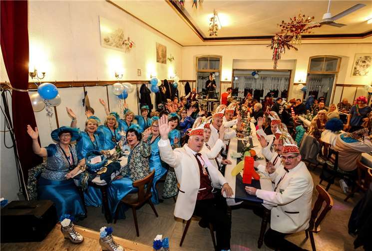 Viele Gäste wollten die Proklamation miterleben, unter ihnen die Möhnen aus Löf und die Herren der KG Hatzenport.