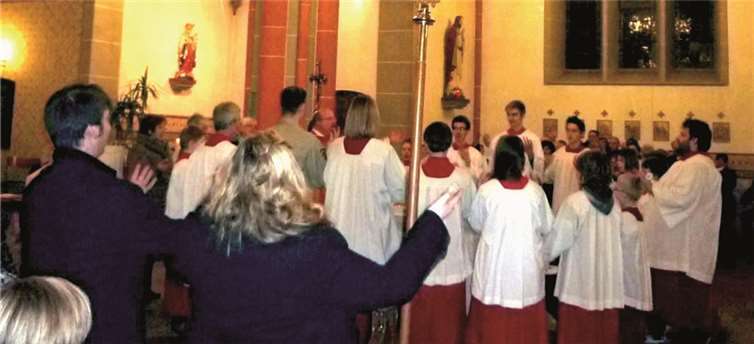 Viele Gemeindeglieder nahmen während und nach dem Gottesdienst die Gelegenheit war, sich bei Irene Möntenich zu bedanken und zu verabschieden. privat