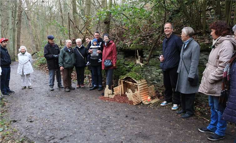 Viele Gemeindeglieder waren dem Aufruf gefolgt, und hatten die vielen kleinen und großen Kunstwerke auf einer Wanderung besichtigt. privat