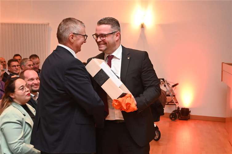 Viele Geschenke konnte der scheidende Landrat entgegennehmen, wie hier von Torsten Welling MdL (CDU).