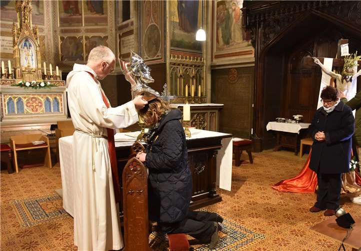 Viele Gläubige ließen sich nach den Gottesdiensten das Heilige Haupt aufesetzen. Foto: AB